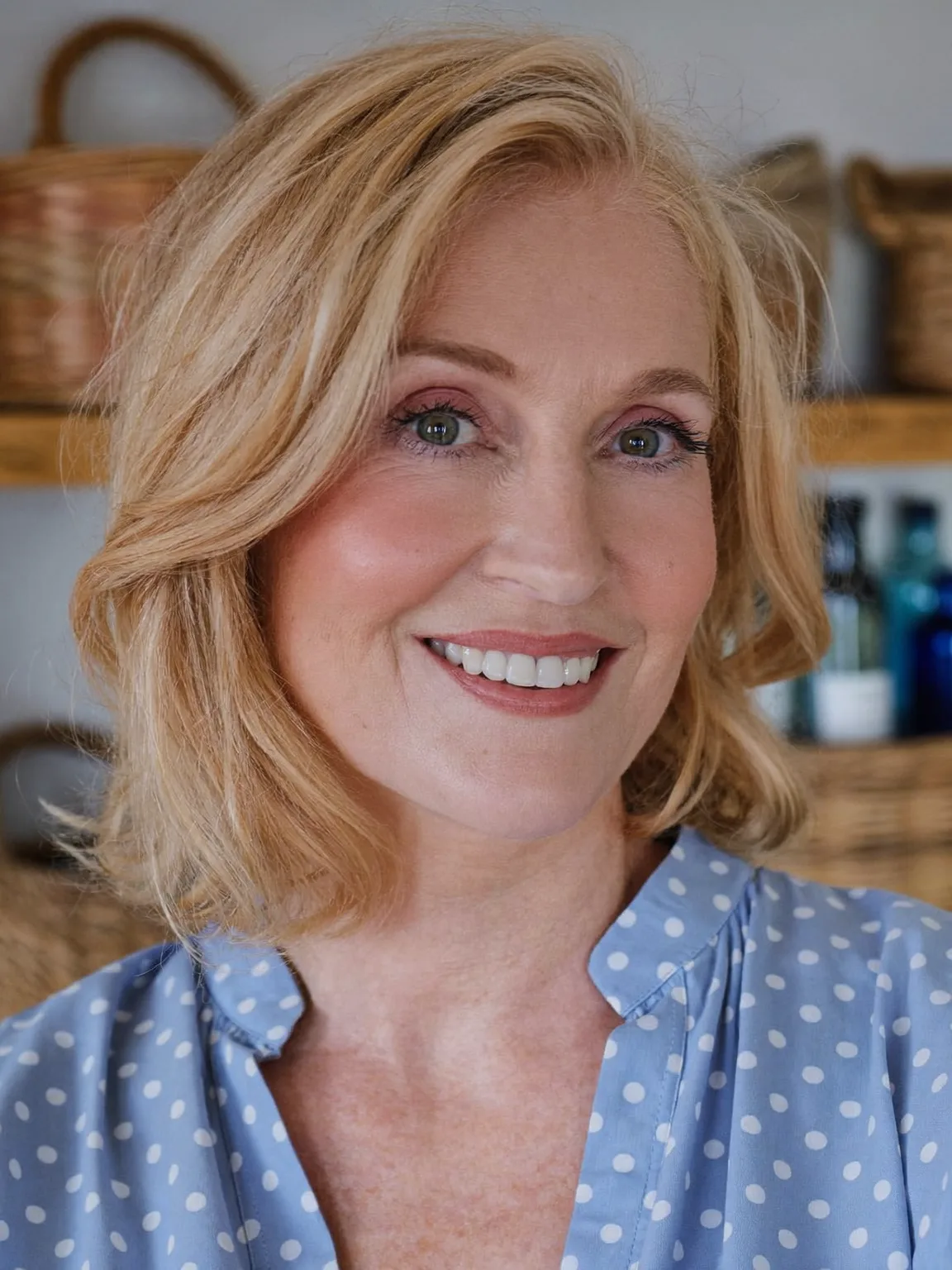 Chin-Length Soft Wavy Layers in Warm Honey Blonde